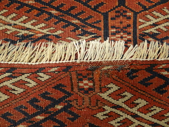 Après restauration des franges d'un tapis turkmène