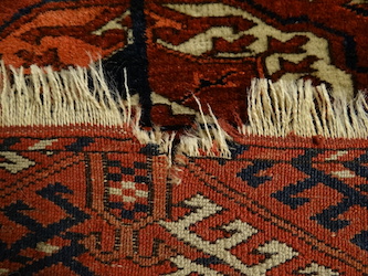 Avant restauration des franges d'un tapis turkmène